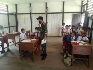 Selain Menjadi Tenaga Pendidik, Pratu Siregar Juga Sosialisasikan Prokes di SD Bakul