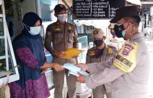 Bagikan Masker Secara Door to Door, Polres Kep Seribu Terus Cegah Sebaran Covid-19