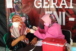 Pelayanan Suntik Vaksin Dosis Dua Terus diberikan oleh Gerai Vaksin Presisi Polres Kep Seribu