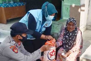 Warga Terdampak Covid-19 di 3 Pulau dapat Bansos dari Polsek Kep Seribu Utara