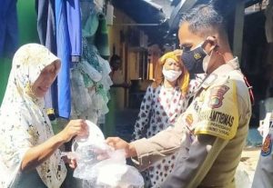 Sisir Ruang Publik, Polres Kep Seribu Himbau ProKes dan Bagikan 1.600 Masker ke Warga