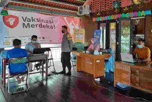 Bersama Tenaga Kesehatan, Polsek Kep Seribu Selatan Gelar Vaksinasi Covid-19 di Pulau Tidung