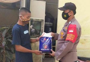 Hindari Kerumunan, Polres Kep Seribu Bagikan Bansos kepada 83 KK Secara Door to Door