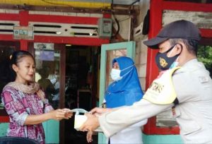 Bagikan Masker, Polres Kep Seribu Himbau dan Edukasi Warga Terkait ProKes
