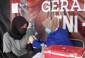 Gelar Suntik Vaksin Dosis Kedua, Puluhan Warga Datangi Gerai Vaksin Presisi Polres Kep Seribu