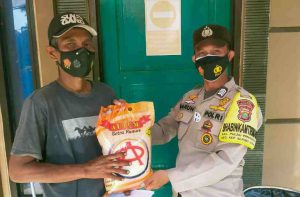 Melalui Polsek Jajaran, Polres Kepulauan Seribu Bagikan Bansos ke Warga Terdampak Covid-19
