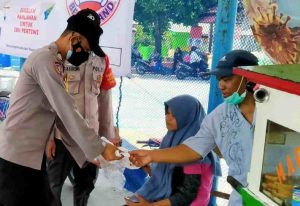 Serentak, Polres Kep Seribu bersama Polsek Jajaran Bagikan Masker di 8 Pulau