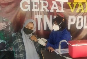21 Warga Jalani Suntik Vaksin Dosis Kedua di Gerai Vaksin Presisi Polres Kepulauan Seribu