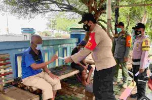 Bagikan 1.500 Masker, Polres Kep Seribu Cegah Sebaran Covid-19
