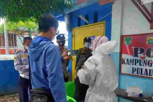 Cegah Sebaran Covid-19, Tim KTJ Pulau Panggang Swab Antigen 2 Warga Tidak Bawa Surat Vaksin