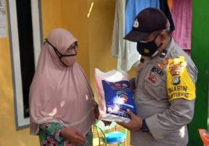 Singgah di 2 Pulau, Polres Kep Seribu Bagikan Baksos kepada 32 KK Warga Terdampak Covid-19