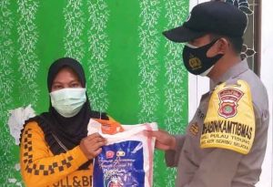 Hari ini. Polres Kep Seribu Datangi dan Bagikan Bansos kepada 25 KK Warga Terdampak Covid-19