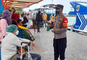 Kapolsek Kep Seribu Utara Pimpin Langsung Giat Pengawasan ProKes di Dermaga Kedatangan