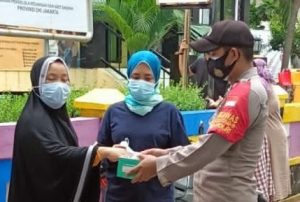 Bersamaan dengan Pembagian Masker, Polres Kep Seribu Himbau Warga Taat ProKes 5M