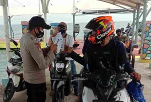 Sisir Warga Baru Tiba di Dermaga Kedatangan Polsek Kep Seribu Selatan Cek Sertifikat Vaksin