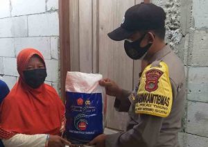 Datangi 23 KK Warga Terdampak Covid-19, Polres Kep Seribu Serahkan Bansos