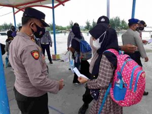 Himbau ProKes dan Cek Sertifikat Vaksin, Kapolsek Kep Seribu Utara Pimpin Personel di Dermaga Kedatangan