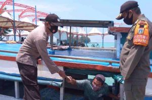Polres Kep Seribu Himbau ProKes 5M dan Bagikan 1.600 Masker