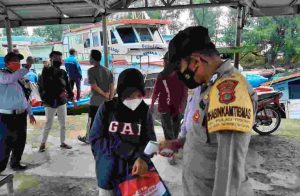 Turun Dari Kapal, Puluhan Warga di Cek Sertifikat Vaksin di Dermaga Kedatangan Pulau Tidung