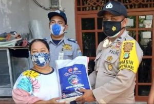 Sandar di Dua Pulau, Polres Kep Seribu Bagikan Bansos kepada 30 KK Warga Terdampak Covid-19