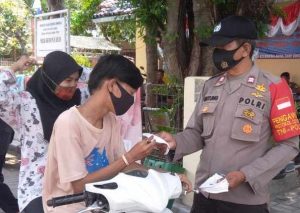Sasar Ruang Publik, Polres Kep Seribu Bagikan 1.400 Masker
