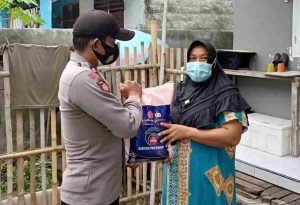 Bagikan Bansos ke 71 KK Warga Terdampak Covid-19, Polres Kep Seribu Bantu Ringankan Beban