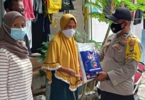 10 KK Terdampak Covid-19 di Pulau Harapan hari ini Dapat Bansos dari Polres Kep Seribu