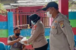 Hampiri Warga di Ruang Publik, Polres Kep Seribu Bagikan 1.600 Masker