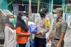36 KK Warga Terdampak Covid-19 di 2 Pulau didatangi dan dibagikan Bansos Beras Oleh Polres Kep Seribu