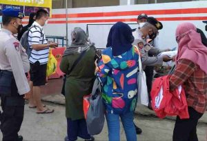 Di Dermaga Keberangkatan, Polres Kep Seribu Himbau Warga Taat ProKes dan Miliki Sertifikat Vaksin