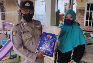 Datangi 26 KK Warga Terdampak Covid-19, Polres Kep Seribu Bagikan Bansos