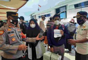 Warga Tiba di Dermaga Kedatangan, 22 Warga Pulau Kelapa Tunjukkan Sertifikat Vaksin