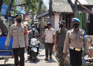 Door to Door, Polres Kep Seribu Bagikan 1.400 Masker ke Warga
