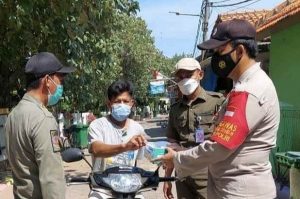 Saat Bagikan 1.700 Masker ke Warga Polres Kep Seribu Himbau ProKes