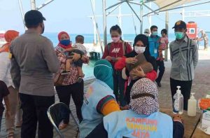 Awasi ProKes di Dermaga Kedatangan, Polsek Kep Seribu Utara Juga Cek Sertifikat Vaksin