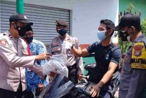 Saat Himbau ProKes, Polres Kep Seribu Bagikan 1.600 Masker