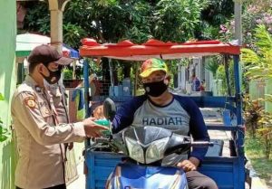Saat Himbau ProKes, Polres Kep Seribu Bagikan 1.500 Masker