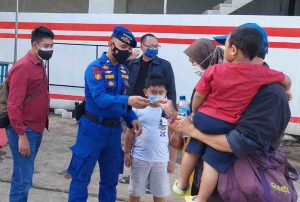 Polres Kep Seribu himbau ProKes dan Cek Sertifikat Vaksin Warga Yang Akan Ke Pulau