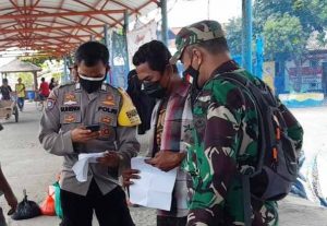 24 Warga Baru Tiba di Dermaga Kedatangan di Himbau ProKes dan Tunjukkan Sertifikat Vaksin
