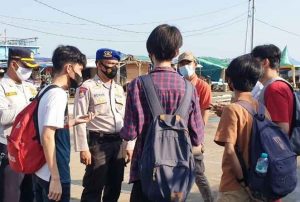 Sembari Cek Vaksin Polres Kep Seribu Himbau ProKes di Dermaga Keberangkatan