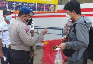 101 Warga Berangkat Ke Pulau Seribu dilakukan Pengecekan Sertifikat Vaksin