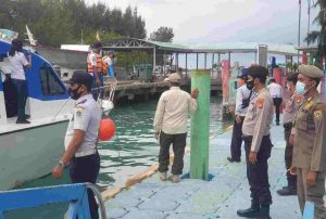Warga di Himbau Taat ProKes Saat Tiba di Dermaga Kedatangan 4 Pulau Pemukiman di Kep Seribu Selatan