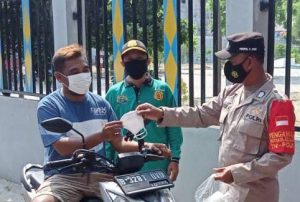 Saat Bagikan 1.400 Masker ke Warga Polres Kep Seribu Himbau ProKes