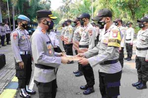 Raih Peserta Vaksin Terbanyak dan Zona Hijau Covid-19, 14 Personel Polres Kep Seribu Dapat Penghargaan