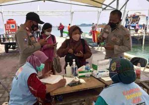 Himbau ProKes dan Cek Sertifikat Vaksin di Dermaga Kedatangan Polsek Kep Seribu Utara Cegah Sebaran Covid-19