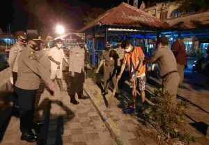 Ops Yustisi Malam Hari, 12 Pelanggar ProKes di Pulau Kelapa di Sanksi