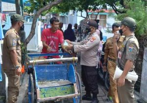 Door to Door, Polres Kep Seribu Bagikan 1.500 Masker ke Warga
