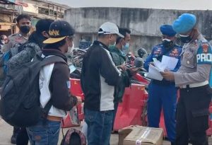 82 Warga Yang Akan Ke Pulau Seribu Tunjukkan Sertifikat Vaksin di Dermaga Keberangkatan