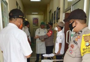 Kunjungi Giat Suntik Vaksin, Kapolsek Kep Seribu Utara Himbau ProKes