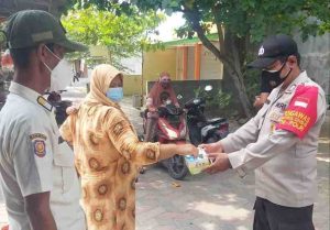 Bagikan 1.400 Masker, Polres Kepulauan Seribu Ajak Warga Terapkan ProKes